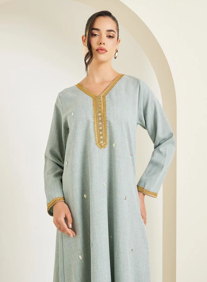 أميرة جلابية بحافة واسعة وتفاصيل مزينة